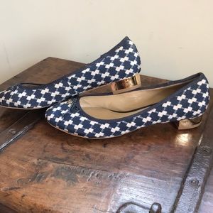 Ann Taylor Blue, White, Gold Size 7 Flat